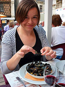 Kim enjoying moules.   2009 Sean Hosking.  All Rights Reserved.