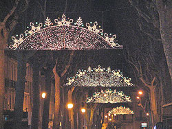 Narbonne holiday street dcor, Photo by Marlane O'Neill 2009.  All rights reserved.
