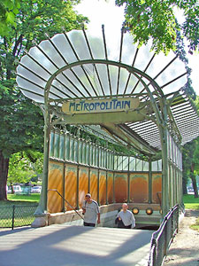 Paris' Porte Dauphine mtro entrance.  Courtesy Wikipedia.