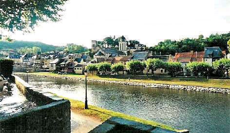 Montignac and the River Vézère.  Copyright Cold Spring Press 1995-present.  All rights reserved.