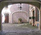 Narbonne Gtes Courtyard