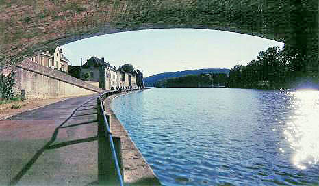 The River Yonne at Villeneuve s/Yonne.  Copyright Cold Spring Press 1999-present.  All rights reserved.