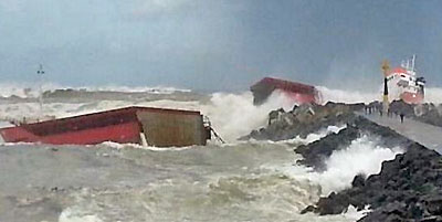 Shipwrecked Spanish Cargo Ship off Anglet.  Photo:  Wikipedia