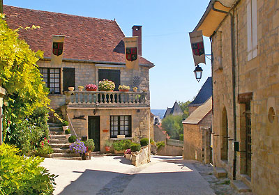 Lovely lane in Saint-Robert.  Photo courtesy of http://www.les-plus-beaux-villages-de-france.org/fr.  Please visit the site.
